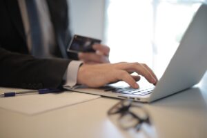 ランディングページ(LP)の目的とは?ホームページ(HP)との違いもわかりやすく解説!マーケティングにおける重要性【特徴、用語解説など】